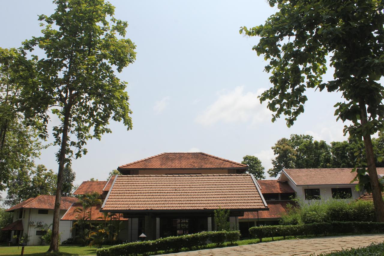 Whispering Waters Cochin Hotel Kochi Exterior photo