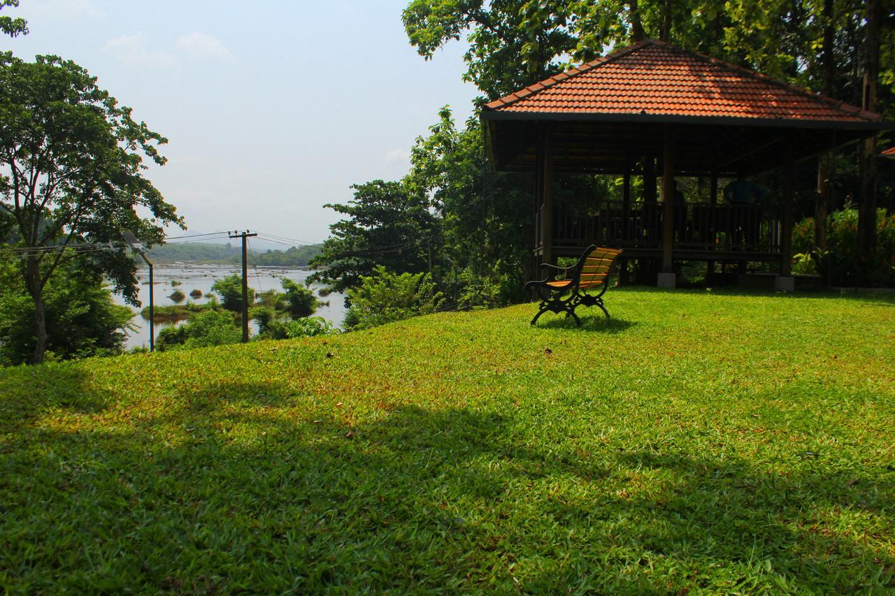 Whispering Waters Cochin Hotel Kochi Exterior photo