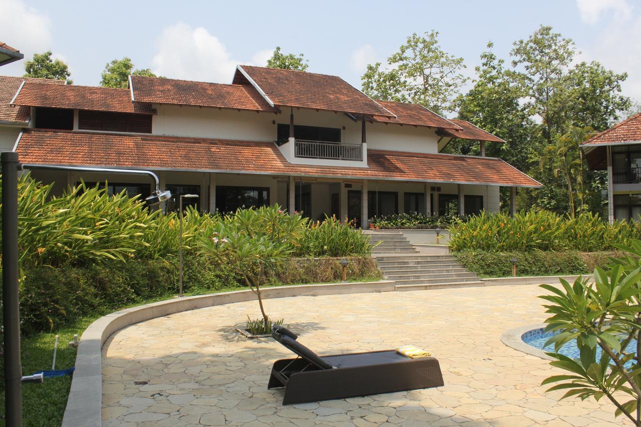 Whispering Waters Cochin Hotel Kochi Exterior photo